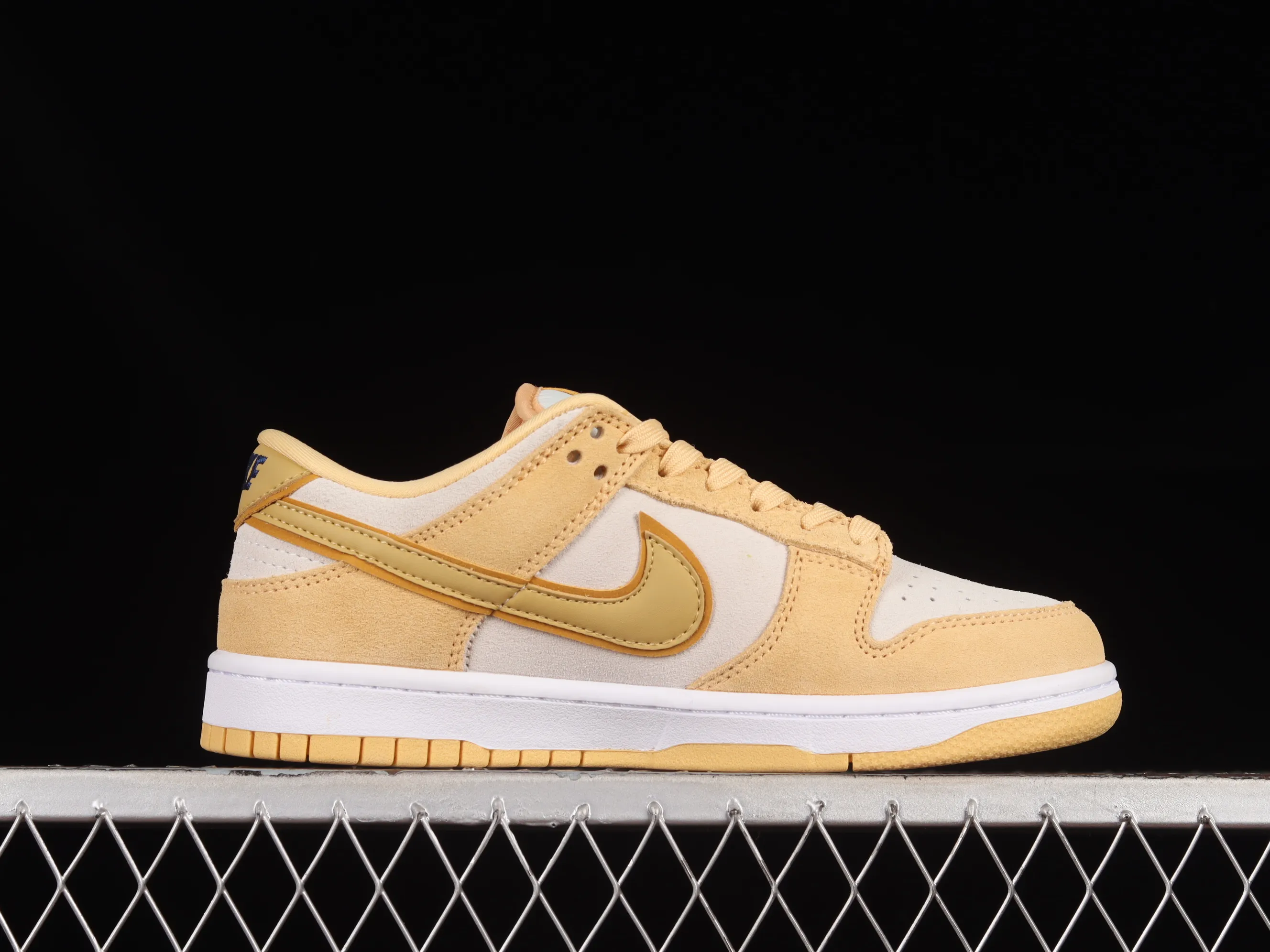 All categories Nk SB Dunk series Nk SB Dunk Low low-top sneakers Nk Dunk Low "Gold Suede" cheese pudding ice cream yellow and white SB low-top casual sports skateboard shoes DV7411-200